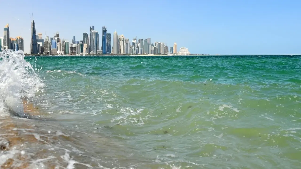 تحذيرات من رياح قوية وأمواج عالية تهدد الساحل والبحر